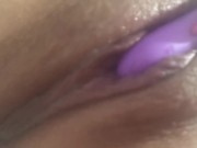 Close na buceta da  se masturbando com mini vibrador escondida na casa da vó