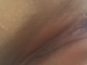 Close na buceta da novinha se masturbando com mini vibrador escondida na casa da vó 4/16