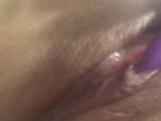 Close na buceta da novinha se masturbando com mini vibrador escondida na casa da vó 5/16