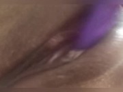 Close na buceta da novinha se masturbando com mini vibrador escondida na casa da vó 6/16