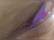 Close na buceta da novinha se masturbando com mini vibrador escondida na casa da vó 9/16