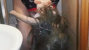 Le encanta que se la meta todo en la regadera