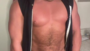TikTok Fit Gym Guy Pulls Hard Cock Out