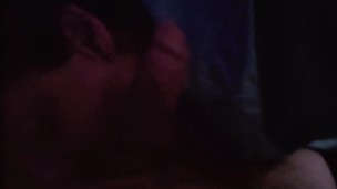 le gusta mamar mi polla mientras habla por teléfono