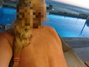 Mentre mio marito guarda la tv L' AMANTE MI SCOPA IN PISCINA! Ma non devono accorgersene i vicini! 14/16