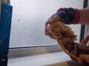 Me cojo a una linda rubia que tiene que vestido que le resalta todo