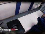 Una mujer espectacular viene a mi consulta de masajes porque quiere un masaje con corrida 1/16