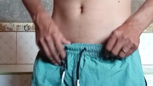 hombre cachondo juega con su polla