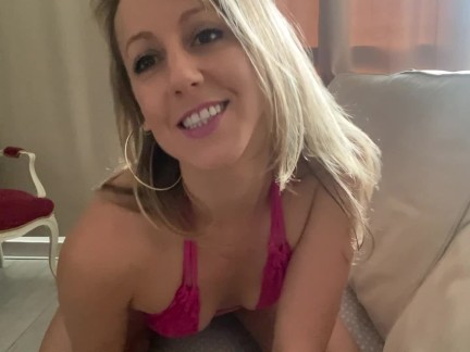 Belle femme française nympho se masturbe, s'empale, se doigte sa chatte humide et te parle