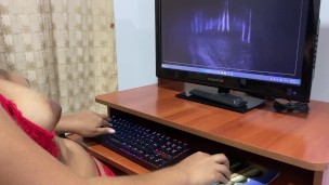A mi novia caliente le encanta exhibirse jugando videojuegos 🎮