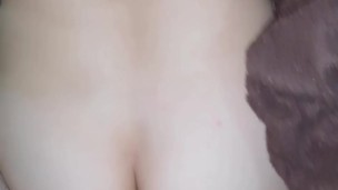 Se lo chupo para que me reviente mis nalguitas y mi vagina rosada