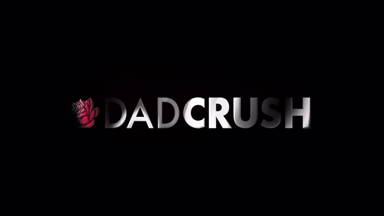 DadCrush - Novinha safada Layla Jenner gosta do pau grande do velho padrasto - Vídeo de sexo grátis - RedTube