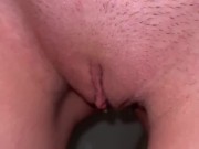 ДЕВУШКА ПИСАЕТ В ОБЩЕСТВЕННОМ ТУАЛЕТЕ 13/16