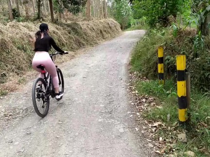 Paseo en bicicleta terminó con sexo duro en medio del bosque con mi nuevo amigo.