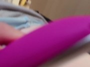 ベッドで横にいる彼女の体を触りまくっておもちゃでクリトリスを刺激したら大興奮でずぶ濡れ-日本人/素人カップル/変態/巨乳/個人撮影 11/16