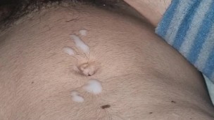 Sego il enorme cazzone e mi sborro addosso
