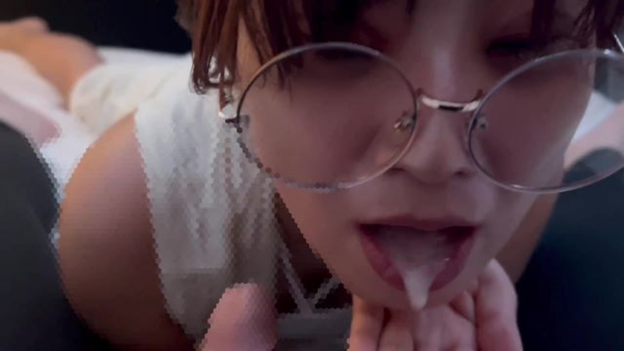 エロい音を立てながらしゃぶって大量に精子をもらうメガネ女子♡ cum in mouth japanese - Blowjob
