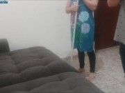 Dei um presente indecente para empregada. 1/16