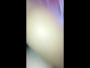 Gabriella Gushi cavalgando na rola grande enquanto o safado brinca com o cuzinho dela 10/16