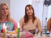 Ersties - Wilde lesbische Orgie beim Jenga-Spiel 2/16