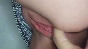 Ella se folla su dildo de pie bajo su vestido