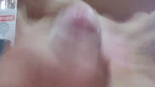 Universitario se masturba una gran polla y termina dándose una corrida