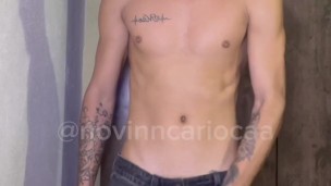 dotado realizando fetiche do cliente em colocar creme de leite na sua piroca