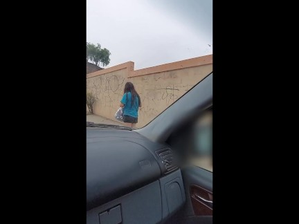 Hermoso coleccionista le da nalgas por unas latas de aluminio.