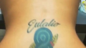 Aplastando su gusano con mis nalgotas