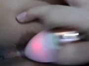 Masturbando mi vagina bien mojada con mi nuevo juguete la tengo chorreando lechita