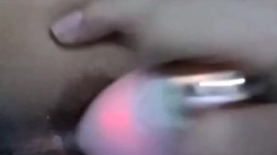 Masturbando mi vagina bien mojada con mi nuevo juguete la tengo chorreando lechita