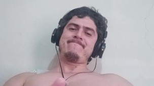 Guapo vergudo se viene a espesos chorros sobre unas grandes tetas
