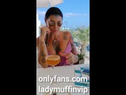 Milf descubre pechos en el bar (público) 3/16