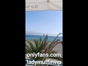 Milf descubre pechos en el bar (público) 9/16