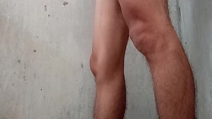 Jovencito se pone cachondo y muestra su gran polla