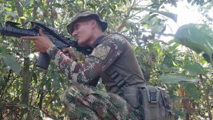 En medio de la guerra hay espacio para masturbarse, militares colombianos soldados latinos sexo real