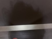 corrida en baño público