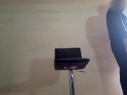 La peluquera tiene un culo increible me deja tocarla y darle semen en su ropa 1/16