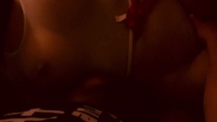 ME MASTURBO EN CASA VIENDO PORNHUB Y EL VECINO TERMINA MASAJEANDO MI CUCA