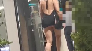 Senza slip al bar e cammino per strada
