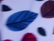 me pide que me levante la falda.