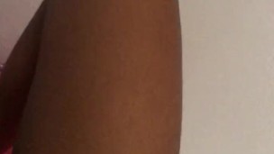 Me toco mientras llega mi padrastro, no me resisto!!!