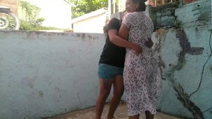 lesbiana cachonda se le insinúa a persona de edad mayor y la convence follar en publico