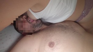 Mi madrastra quiere que le folle el coño gordo con sus bragas nuevas