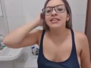 YouTuber gostosa sensualiza com os peitos balançando 13/16