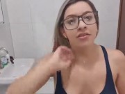 YouTuber gostosa sensualiza com os peitos balançando 14/16
