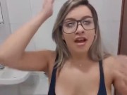 YouTuber gostosa sensualiza com os peitos balançando 2/16