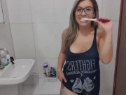 YouTuber gostosa sensualiza com os peitos balançando