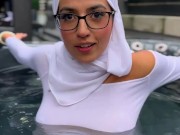 Hijabi Aaliyah Yasin sucks DirtySpringbok's cock in the hot tub and gets his cum on her glasses 8/16