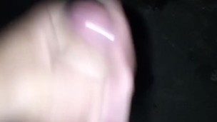 Punheta no corredor depois de uma mijada